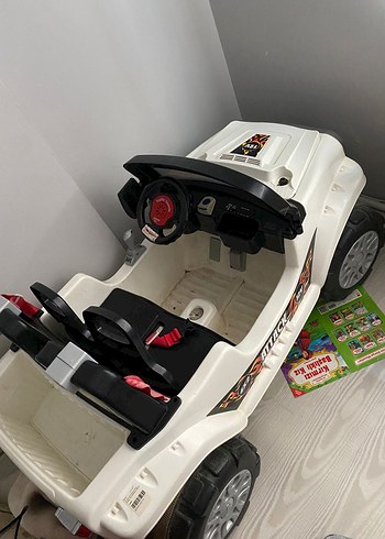 Beyaz Çocuk Elektrikli Binilebilir Araba