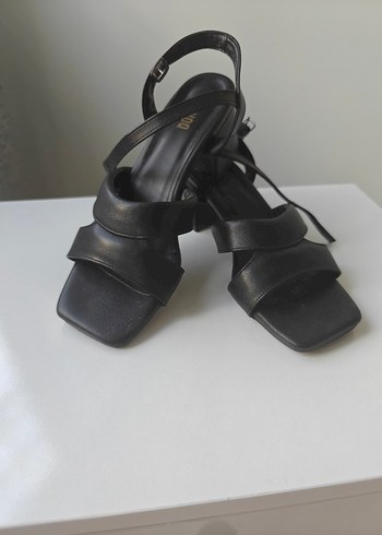 37 Beden siyah Renk Siyah Minimalist Tokalı Topuklu Sandalet