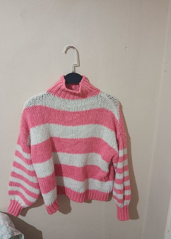 Pembe Beyaz Çizgili Yüksek Yakalı Triko Kazak