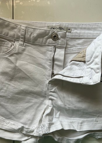 Düğmeli Beyaz Mini Nakışlı Kadın Denim Şort - Görsel 2