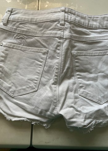 Düğmeli Beyaz Mini Nakışlı Kadın Denim Şort - Görsel 3