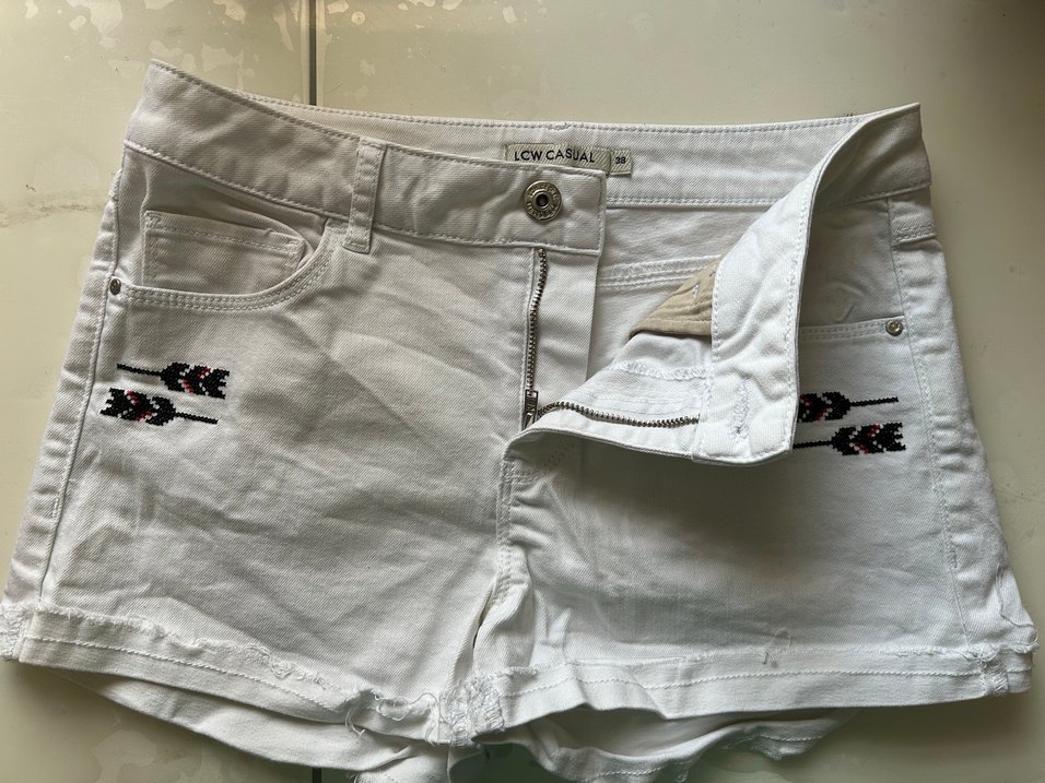 Düğmeli Beyaz Mini Nakışlı Kadın Denim Şort - Görsel 2