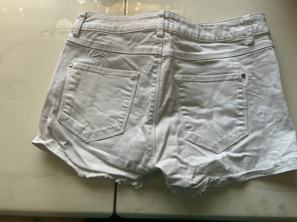 Düğmeli Beyaz Mini Nakışlı Kadın Denim Şort - Görsel 3