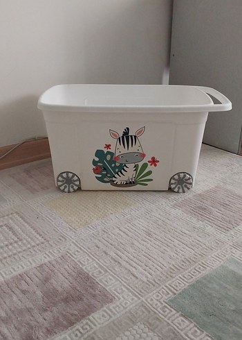 Beyaz Desenli Oyuncak Kutusu