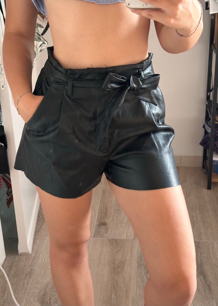 Siyah Deri Kemerli Mini Şort - Görsel 2