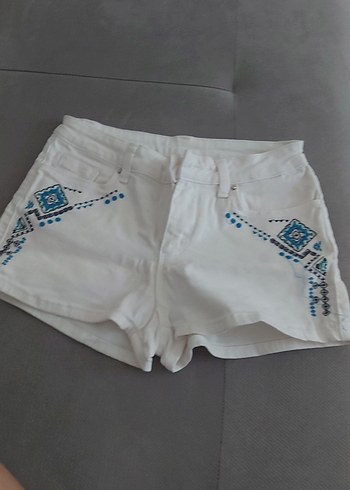 Nakışlı ve Boncuklu Beyaz Mini Şort