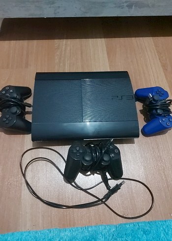 PS3 superslim Oyun Konsolu ve 3 Kablosuz Kontrolör