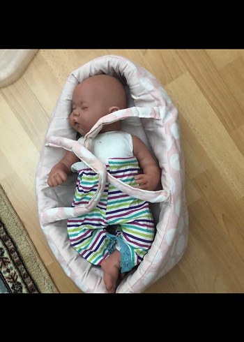 Yumuşak etli oyuncak bebek ve puseti