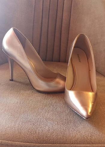 Bej Parlak Stiletto Kadın Topuklu Ayakkabı