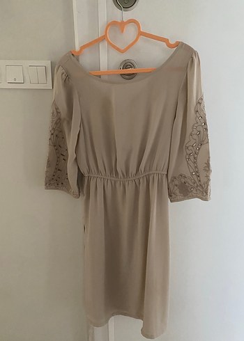 Bej Dantel Detaylı Midi Elbise