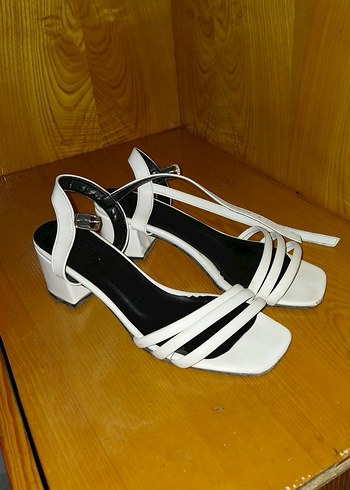 Beyaz Bantlı Kadın Topuklu Sandalet - Görsel 2