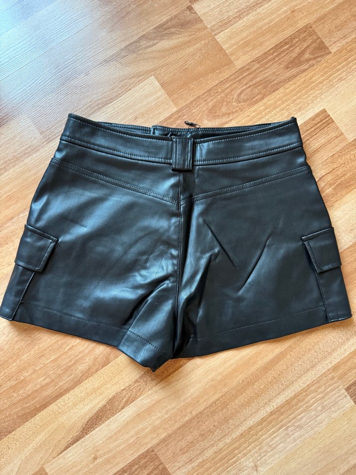 Kemerli Siyah Mini Deri Şort - Görsel 2