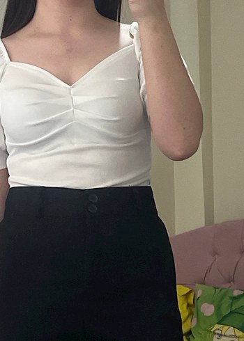 Beyaz V Yaka Pilili Kısa Kollu Bluz - Görsel 2