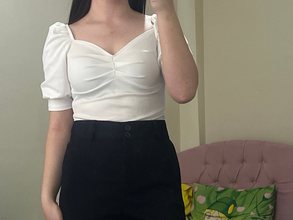 Beyaz V Yaka Pilili Kısa Kollu Bluz - Görsel 2