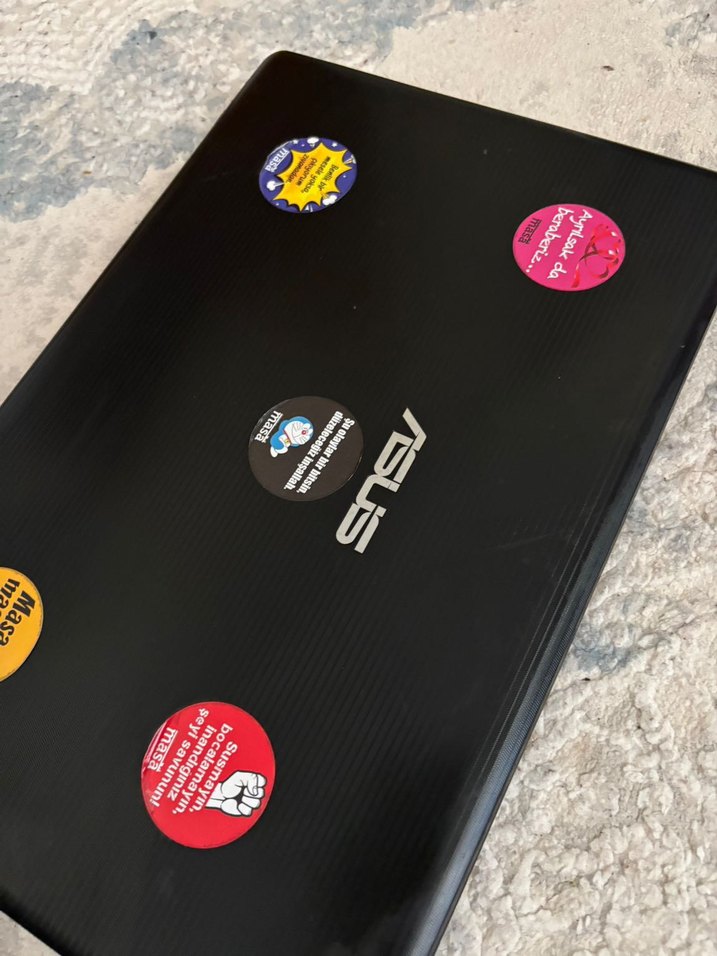 Siyah Asus Laptop - Görsel 2
