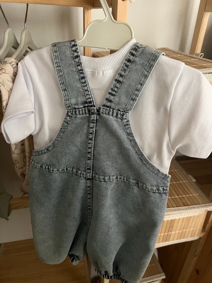 Erkek Çocuk Gri Kot Tulum ve Beyaz Tişört - Görsel 2