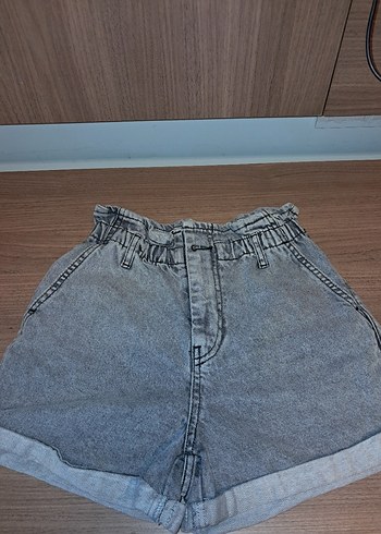 Gri Kadın Kemerli Mini Denim Şort