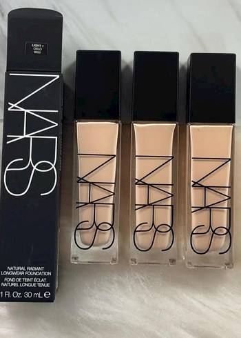 NARS Doğal Işıltılı Uzun Süre Kalıcı Fondöten 30 ml