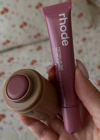 Rhode Pastel Bej Dudak Parlatıcısı