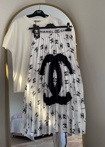m Beden Beyaz Pilili Uzun Chanel Baskılı Etek ve Üst
