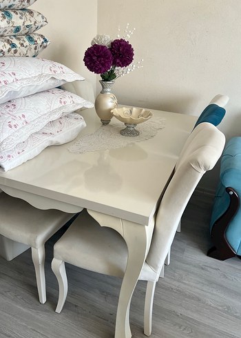 Beyaz Ahşap Yemek Masası ve Sandalyeler