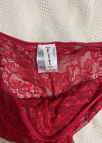 Kırmızı iç çamaşırı - Görsel 2