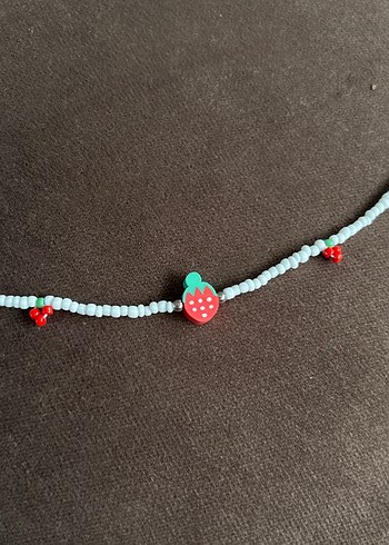Çilek detaylı beyaz boncuk kolye - Görsel 2