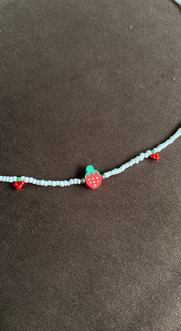 Çilek detaylı beyaz boncuk kolye - Görsel 2