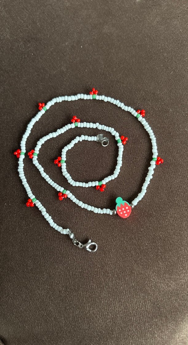 Çilek detaylı beyaz boncuk kolye - Görsel 3