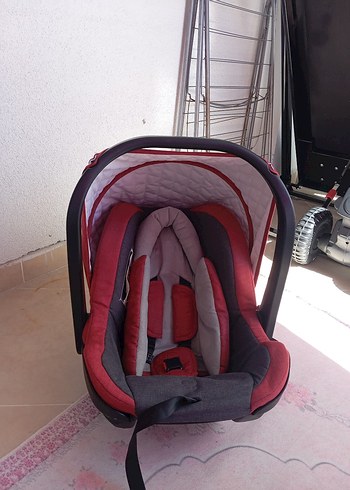 Kırmızı ve Gri Bebek Oto Koltuğu