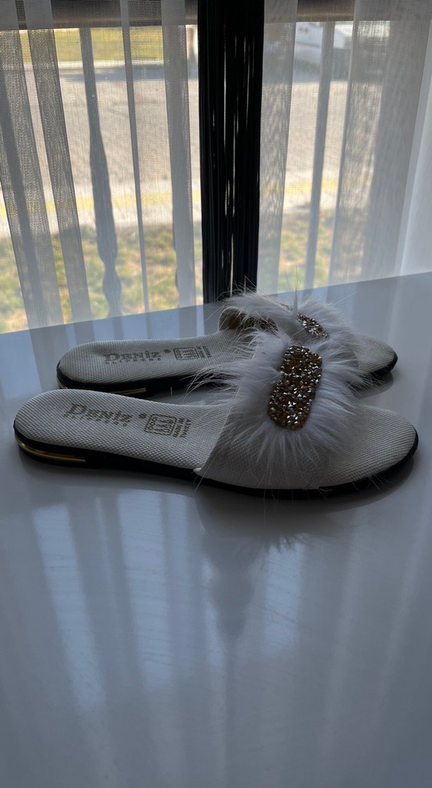 Beyaz Tüylü Kadın Terlik - Görsel 4