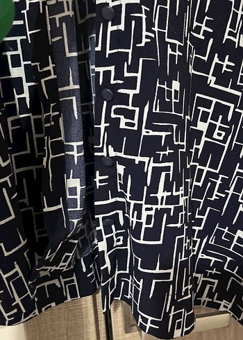 Düğmeli Geometrik Desenli Uzun Kadın Gömlek - Görsel 4