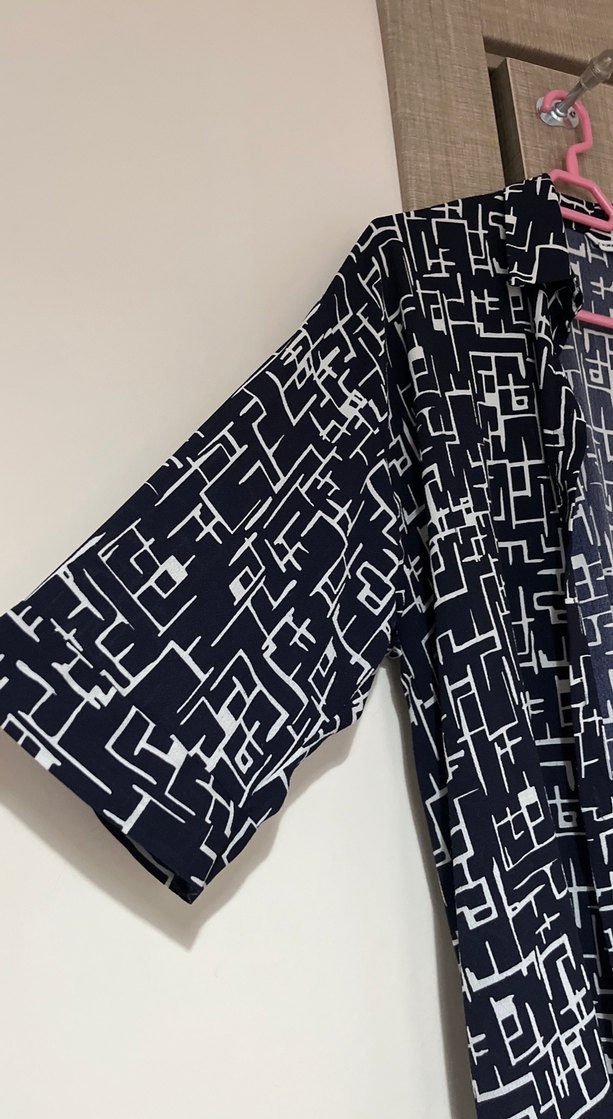 Düğmeli Geometrik Desenli Uzun Kadın Gömlek - Görsel 2