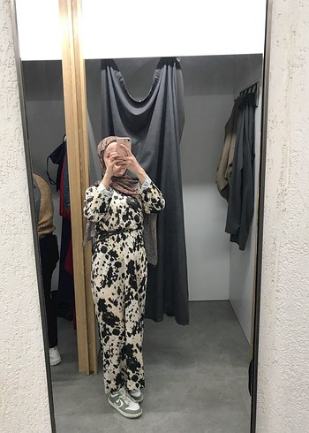 s Beden Uzun Kollu, Salaş Kesim, Siyah Beyaz Batik Desenli Elbise