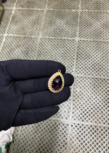Su damlası modelinde mor taşlı kolye ucu