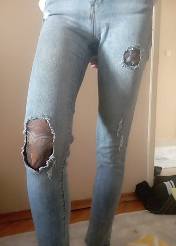 Yırtık Detaylı Dar Kesim Kadın Kot Pantolon