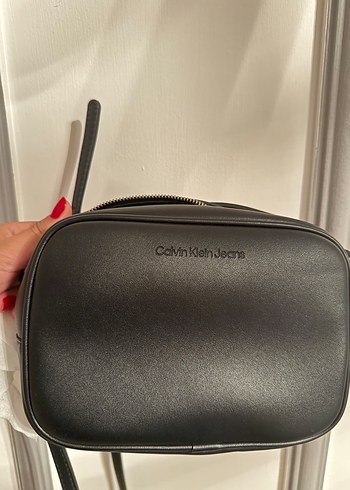  Beden Calvin Klein Siyah Deri Kadın Çapraz Çanta