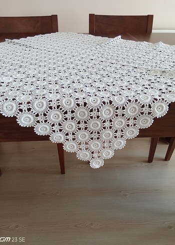 Beden Beyaz İşlemeli El İşi Masa Örtüsü