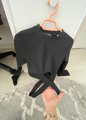 belden geçirmeli siyah crop