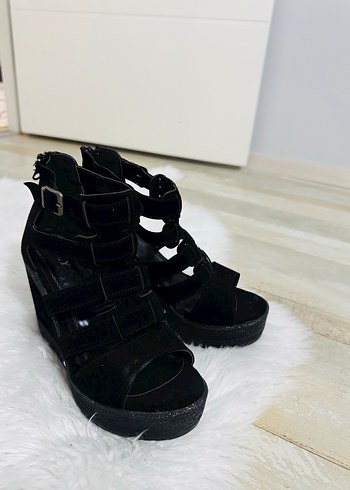 Kadın Siyah Dolgu Topuklu Sandalet