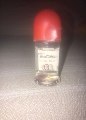 Diğer Kadınlar için Emotions Roll-On Deodorant