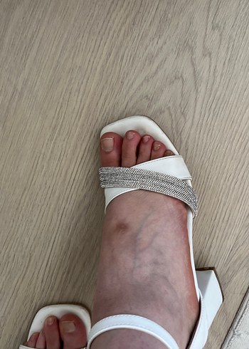 39 Beden Beyaz Tokalı Kadın Topuklu Sandalet