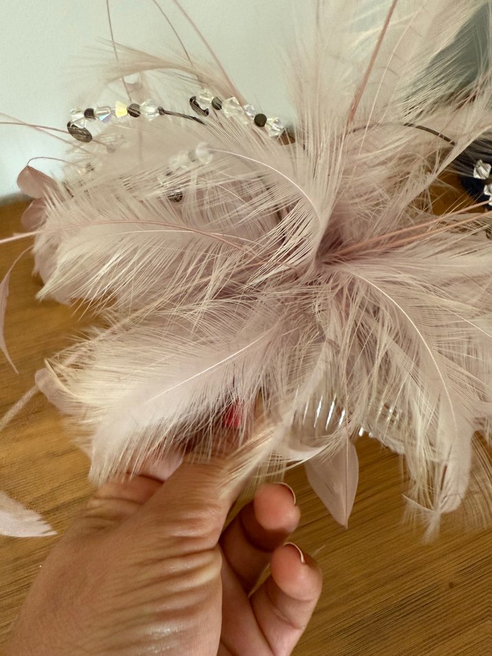 Tüylü ve Taşlı Kadın Saç tolası - Görsel 4