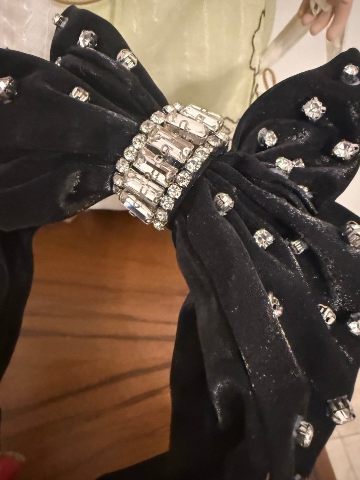 Siyah Taşlı Gotik Fiyonk Saç Bandı - Görsel 4