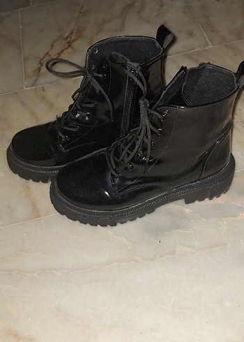 Siyah Rugan Bağcıklı  Topuklu Botlar - Görsel 2