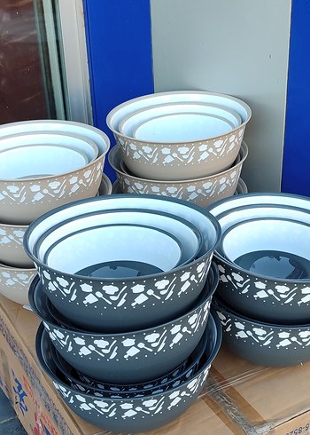 Beyaz ve Gri Desenli Yuvarlak Saklama Kapları