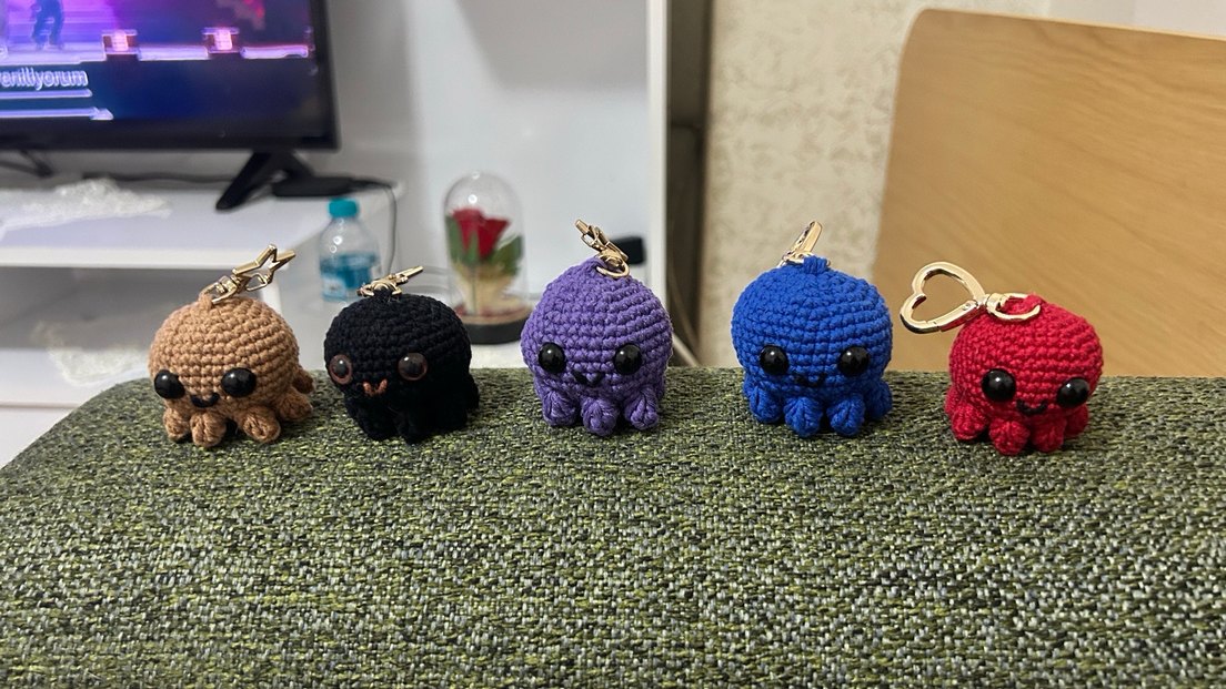 Kırmızı Fermuarlı Örgü Anahtarlık - Görsel 4