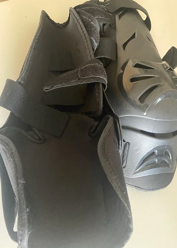 Kemerli Siyah Gotik Motosiklet Dizlikleri - Görsel 3