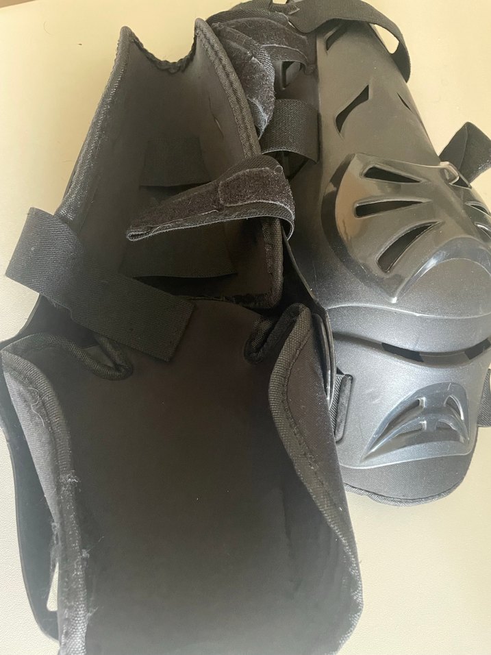 Kemerli Siyah Gotik Motosiklet Dizlikleri - Görsel 3