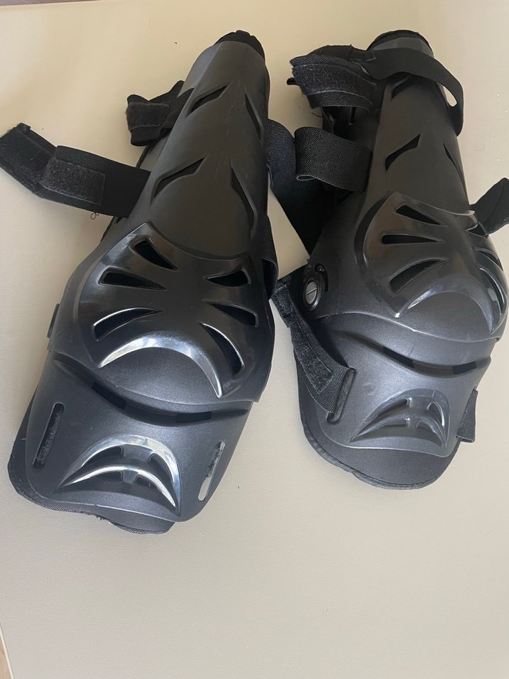 Kemerli Siyah Gotik Motosiklet Dizlikleri - Görsel 2